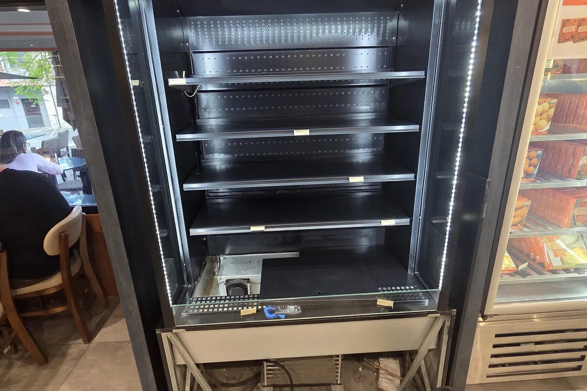 Expositora refrigerada aberta num comércio