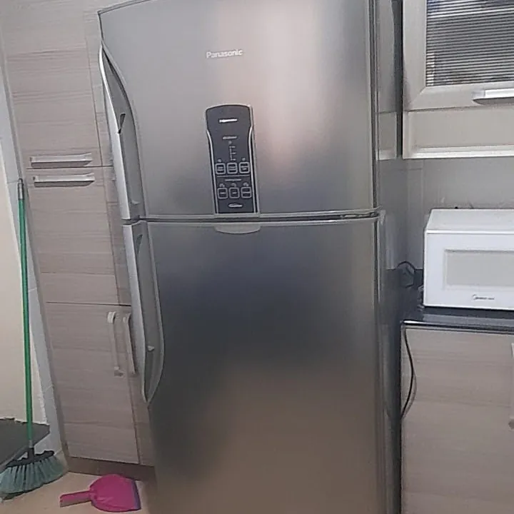 Geladeira inox de duas portas numa cozinha
